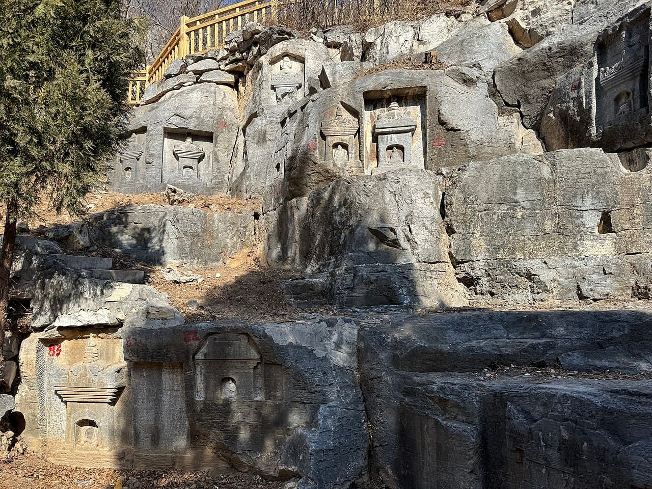 灵泉寺石窟 来自 Wikimedia Commons