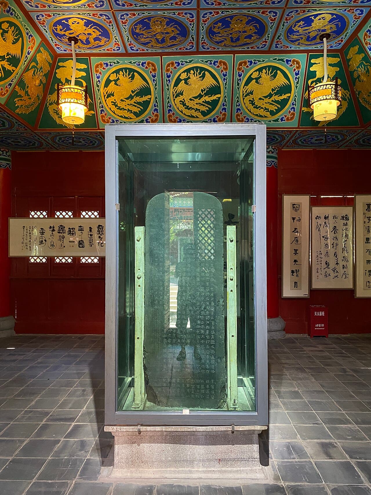 爨宝子碑 来自 Wikimedia Commons