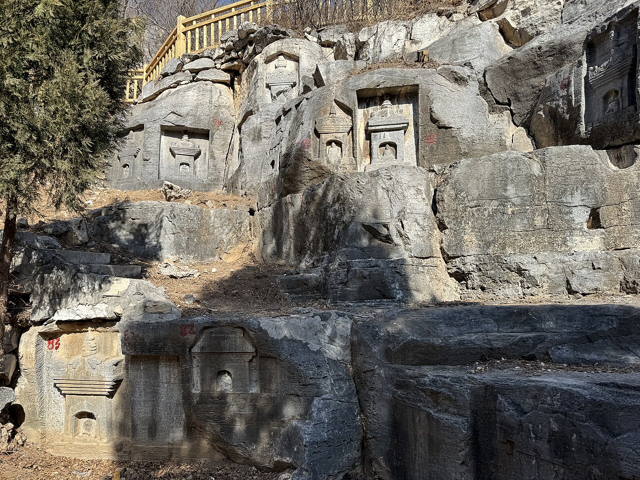 灵泉寺石窟 来自 Wikimedia Commons