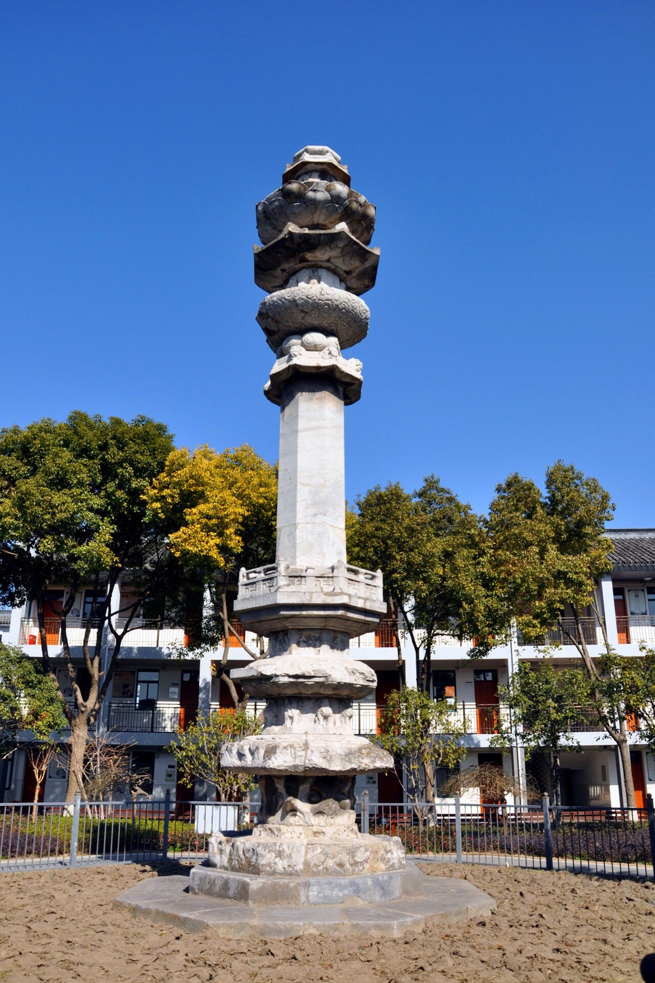 松江唐经幢 来自 Wikimedia Commons