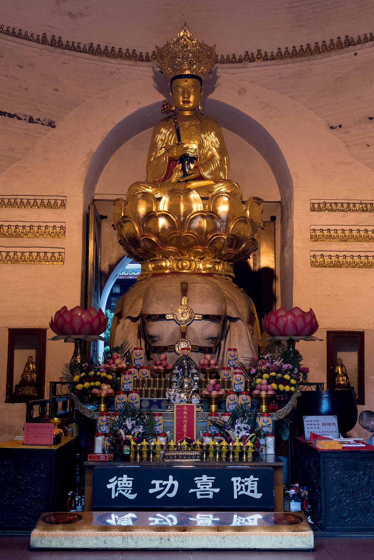 峨眉山圣寿万年寺铜铁佛像 来自 Wikimedia Commons